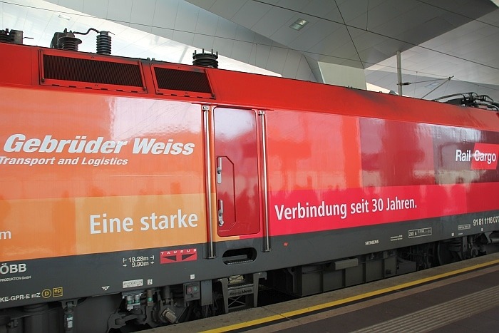 Schienenpartnerschaft – Die gemeinsam gestaltete Taurus-Lok wurde am 6. Mai getauft und tut seither in Zentraleuropa ihren Dienst. (Foto: RS MEDIA WORLD archive)