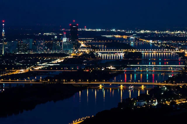 Danube+Business - Wien bei Nacht ist eines der Zentren im Donauraum und gilt als die lebenswerteste Stadt der Welt. (Foto: Thomas Lieber / pixelio.de)